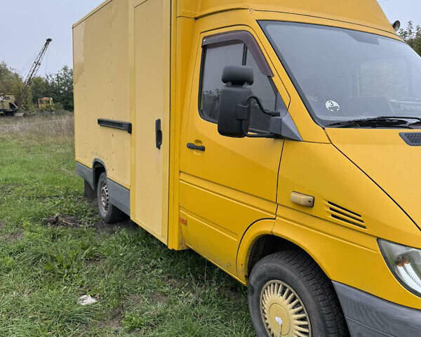 Желтый Мерседес Sprinter, объемом двигателя 2.15 л и пробегом 542 тыс. км за 9850 $, фото 1 на Automoto.ua