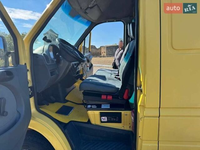 Желтый Мерседес Sprinter, объемом двигателя 2.7 л и пробегом 343 тыс. км за 17500 $, фото 4 на Automoto.ua