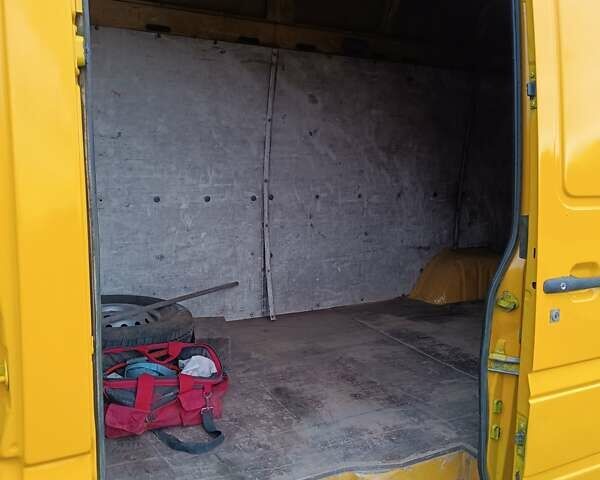 Желтый Мерседес Sprinter, объемом двигателя 2.15 л и пробегом 406 тыс. км за 9800 $, фото 13 на Automoto.ua