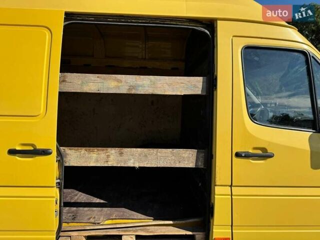 Желтый Мерседес Sprinter, объемом двигателя 2.7 л и пробегом 343 тыс. км за 17500 $, фото 9 на Automoto.ua