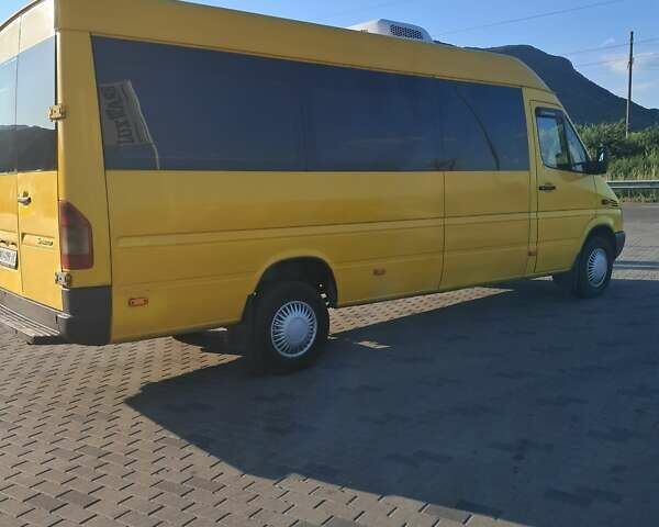 Желтый Мерседес Sprinter, объемом двигателя 2.15 л и пробегом 450 тыс. км за 14000 $, фото 25 на Automoto.ua