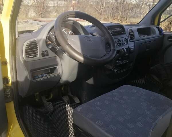 Желтый Мерседес Sprinter, объемом двигателя 2.7 л и пробегом 298 тыс. км за 14500 $, фото 4 на Automoto.ua