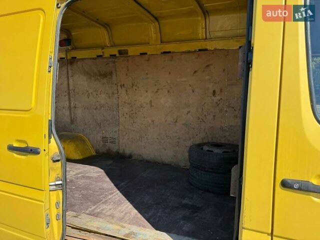 Желтый Мерседес Sprinter, объемом двигателя 2.7 л и пробегом 343 тыс. км за 17500 $, фото 10 на Automoto.ua