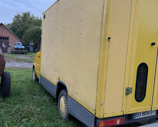 Желтый Мерседес Sprinter, объемом двигателя 2.15 л и пробегом 542 тыс. км за 9850 $, фото 3 на Automoto.ua