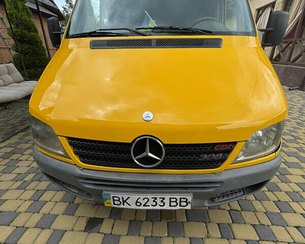 Желтый Мерседес Sprinter, объемом двигателя 0 л и пробегом 450 тыс. км за 7600 $, фото 2 на Automoto.ua