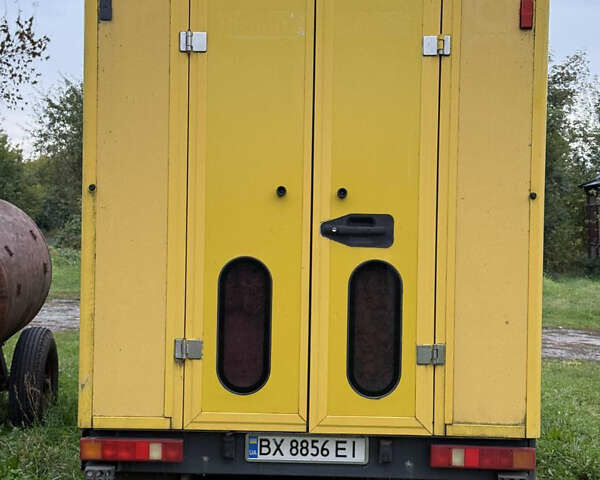 Желтый Мерседес Sprinter, объемом двигателя 2.15 л и пробегом 542 тыс. км за 9850 $, фото 2 на Automoto.ua