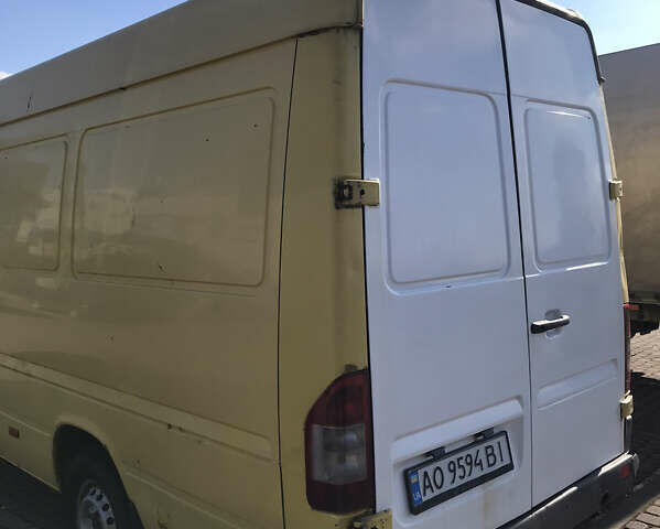 Желтый Мерседес Sprinter, объемом двигателя 2.2 л и пробегом 600 тыс. км за 4900 $, фото 13 на Automoto.ua