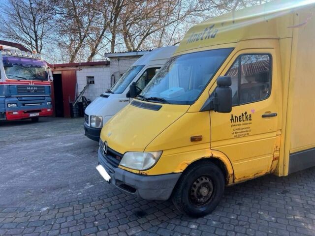 Желтый Мерседес Sprinter, объемом двигателя 0 л и пробегом 300 тыс. км за 3100 $, фото 2 на Automoto.ua