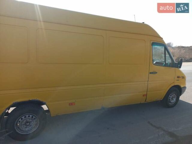 Желтый Мерседес Sprinter, объемом двигателя 2.15 л и пробегом 375 тыс. км за 6500 $, фото 2 на Automoto.ua