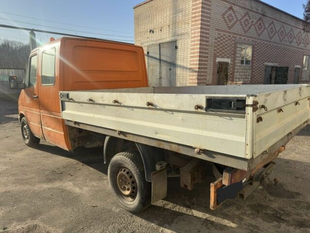 Желтый Мерседес Sprinter, объемом двигателя 2.2 л и пробегом 350 тыс. км за 4300 $, фото 3 на Automoto.ua