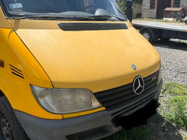 Желтый Мерседес Sprinter, объемом двигателя 2.2 л и пробегом 270 тыс. км за 3600 $, фото 6 на Automoto.ua