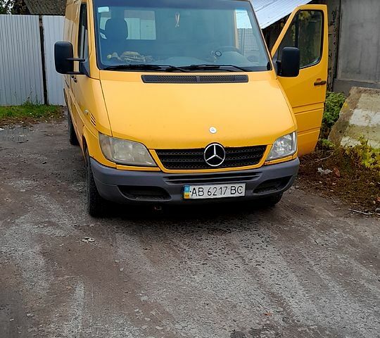 Желтый Мерседес Sprinter, объемом двигателя 2.1 л и пробегом 544 тыс. км за 5800 $, фото 4 на Automoto.ua