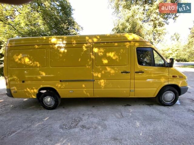 Желтый Мерседес Sprinter, объемом двигателя 2.2 л и пробегом 526 тыс. км за 9500 $, фото 4 на Automoto.ua
