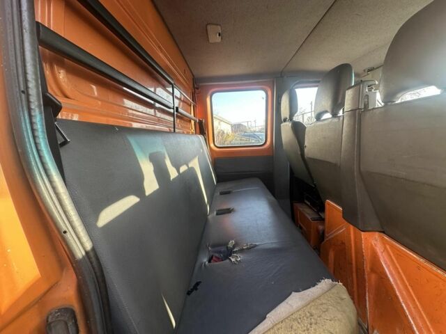 Желтый Мерседес Sprinter, объемом двигателя 2.2 л и пробегом 350 тыс. км за 4300 $, фото 4 на Automoto.ua