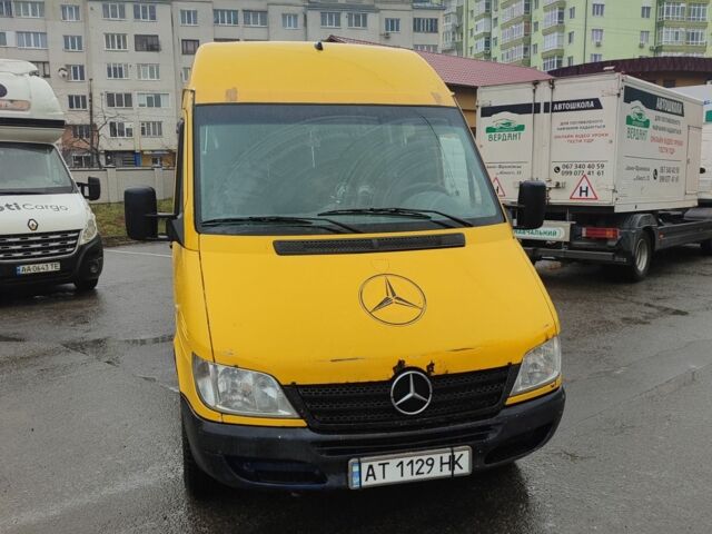 Желтый Мерседес Sprinter, объемом двигателя 2.1 л и пробегом 464 тыс. км за 7500 $, фото 4 на Automoto.ua