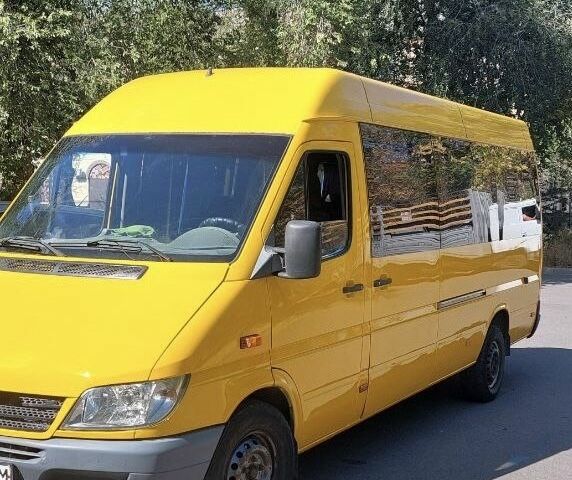 Желтый Мерседес Sprinter, объемом двигателя 2.2 л и пробегом 500 тыс. км за 8000 $, фото 6 на Automoto.ua