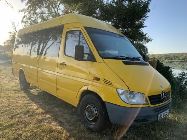 Желтый Мерседес Sprinter, объемом двигателя 2.2 л и пробегом 500 тыс. км за 8000 $, фото 1 на Automoto.ua