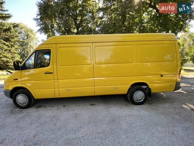 Желтый Мерседес Sprinter, объемом двигателя 2.2 л и пробегом 526 тыс. км за 9500 $, фото 1 на Automoto.ua