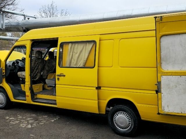 Жовтий Мерседес Sprinter, об'ємом двигуна 2.2 л та пробігом 238 тис. км за 15090 $, фото 15 на Automoto.ua