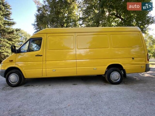 Желтый Мерседес Sprinter, объемом двигателя 2.2 л и пробегом 526 тыс. км за 9500 $, фото 2 на Automoto.ua