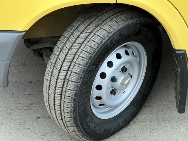 Желтый Мерседес Sprinter, объемом двигателя 2.7 л и пробегом 370 тыс. км за 10700 $, фото 21 на Automoto.ua