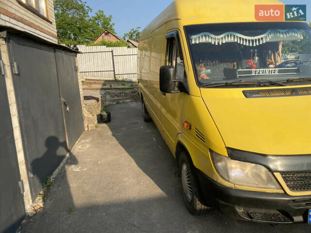 Желтый Мерседес Sprinter, объемом двигателя 2.2 л и пробегом 297 тыс. км за 8350 $, фото 4 на Automoto.ua