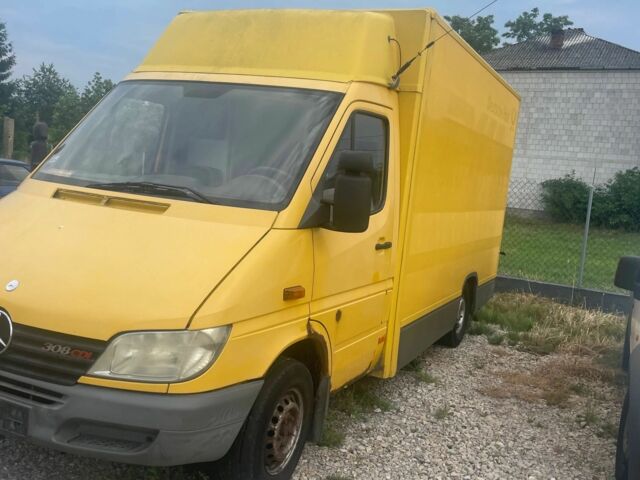 Желтый Мерседес Sprinter, объемом двигателя 2.2 л и пробегом 270 тыс. км за 3600 $, фото 3 на Automoto.ua