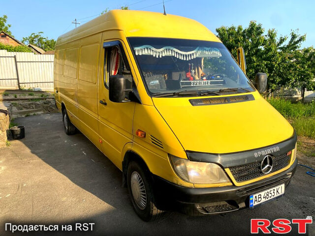 Желтый Мерседес Sprinter, объемом двигателя 2.2 л и пробегом 297 тыс. км за 8450 $, фото 4 на Automoto.ua