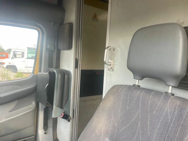 Желтый Мерседес Sprinter, объемом двигателя 2.2 л и пробегом 270 тыс. км за 3600 $, фото 2 на Automoto.ua