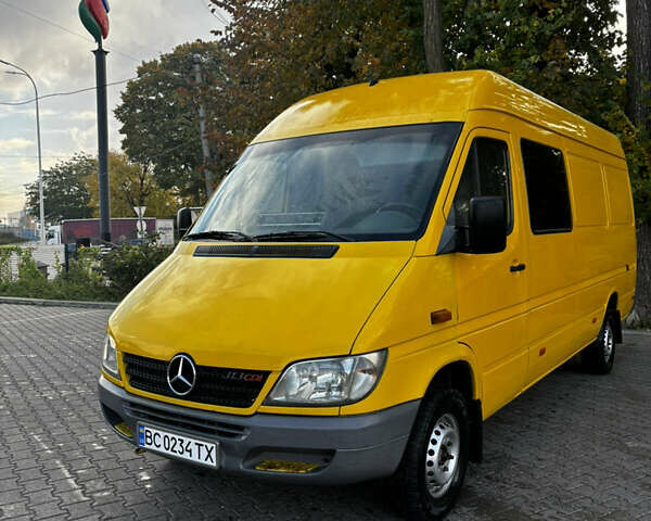 Желтый Мерседес Sprinter, объемом двигателя 2.15 л и пробегом 500 тыс. км за 9500 $, фото 1 на Automoto.ua