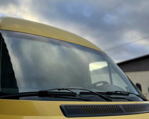 Желтый Мерседес Sprinter, объемом двигателя 2.15 л и пробегом 400 тыс. км за 8200 $, фото 3 на Automoto.ua