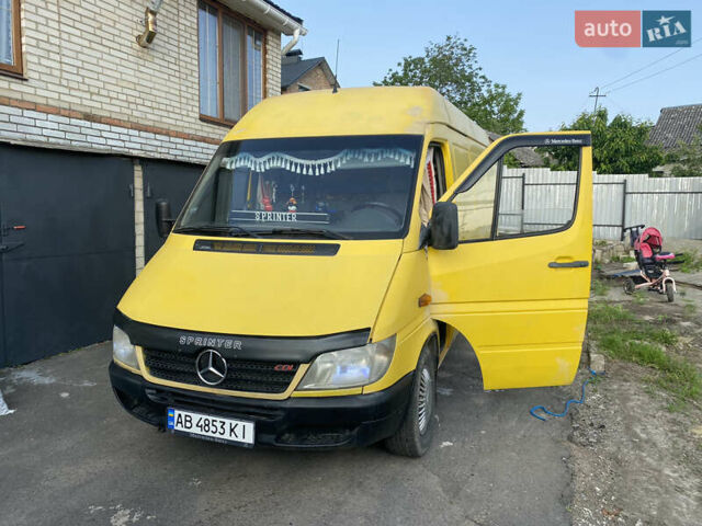 Желтый Мерседес Sprinter, объемом двигателя 2.2 л и пробегом 297 тыс. км за 8350 $, фото 9 на Automoto.ua