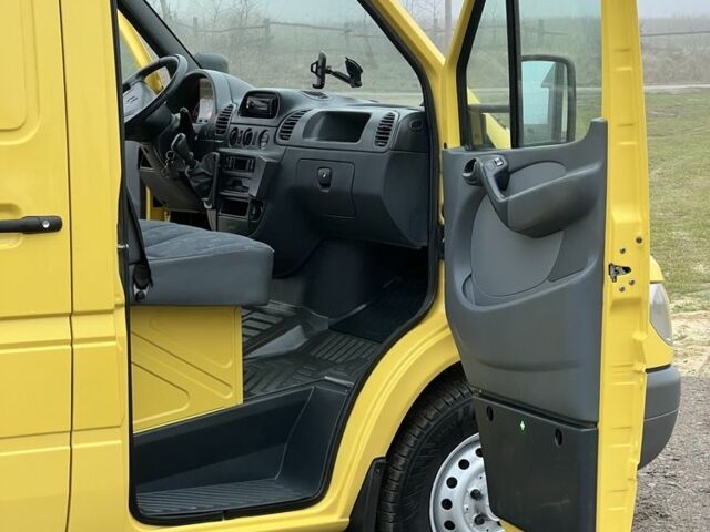 Желтый Мерседес Sprinter, объемом двигателя 2.7 л и пробегом 370 тыс. км за 10700 $, фото 12 на Automoto.ua