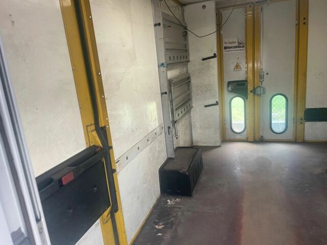 Желтый Мерседес Sprinter, объемом двигателя 2.2 л и пробегом 270 тыс. км за 3600 $, фото 4 на Automoto.ua