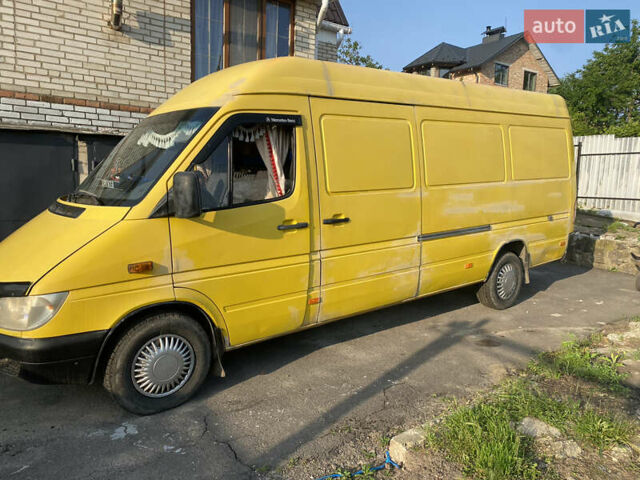 Желтый Мерседес Sprinter, объемом двигателя 2.2 л и пробегом 297 тыс. км за 8350 $, фото 1 на Automoto.ua