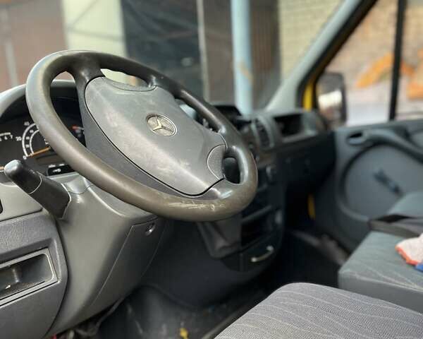 Желтый Мерседес Sprinter, объемом двигателя 2.15 л и пробегом 400 тыс. км за 8200 $, фото 5 на Automoto.ua