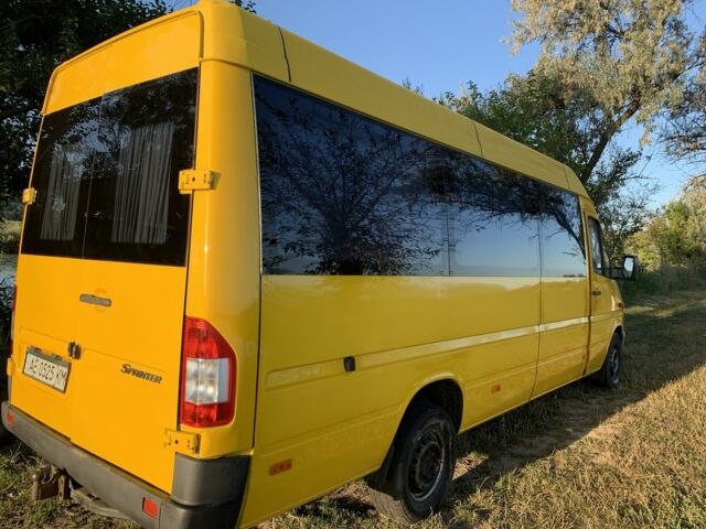 Желтый Мерседес Sprinter, объемом двигателя 2.2 л и пробегом 500 тыс. км за 8000 $, фото 2 на Automoto.ua