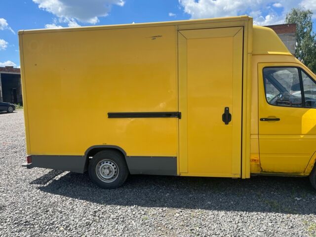 Желтый Мерседес Sprinter, объемом двигателя 2.2 л и пробегом 270 тыс. км за 3600 $, фото 7 на Automoto.ua