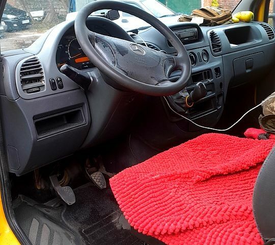 Желтый Мерседес Sprinter, объемом двигателя 2.1 л и пробегом 544 тыс. км за 5800 $, фото 7 на Automoto.ua