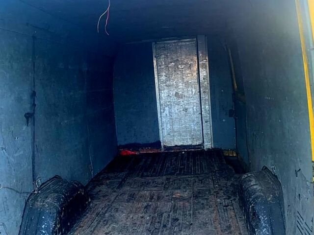 Желтый Мерседес Sprinter, объемом двигателя 2.2 л и пробегом 300 тыс. км за 6500 $, фото 5 на Automoto.ua