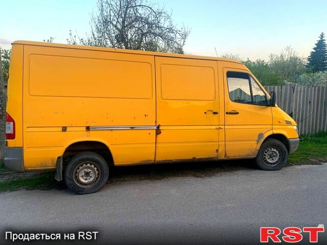 Желтый Мерседес Sprinter, объемом двигателя 2.2 л и пробегом 300 тыс. км за 6500 $, фото 2 на Automoto.ua