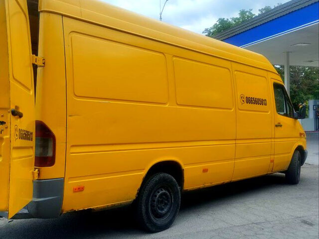 Желтый Мерседес Sprinter, объемом двигателя 2.2 л и пробегом 460 тыс. км за 8800 $, фото 4 на Automoto.ua