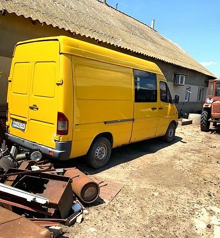 Желтый Мерседес Sprinter, объемом двигателя 2.1 л и пробегом 200 тыс. км за 7800 $, фото 3 на Automoto.ua