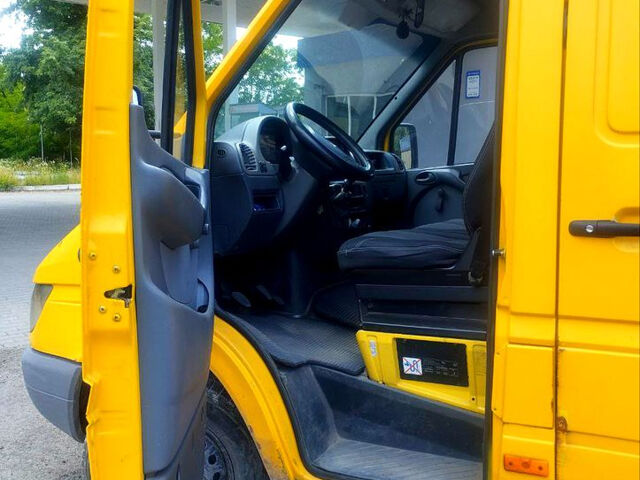Желтый Мерседес Sprinter, объемом двигателя 2.2 л и пробегом 460 тыс. км за 8800 $, фото 9 на Automoto.ua