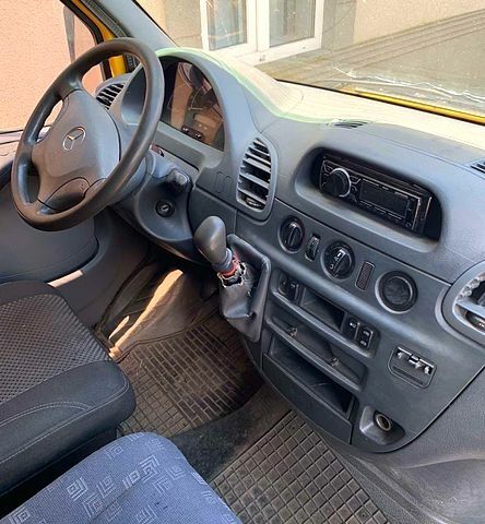 Желтый Мерседес Sprinter, объемом двигателя 2.1 л и пробегом 200 тыс. км за 7800 $, фото 4 на Automoto.ua