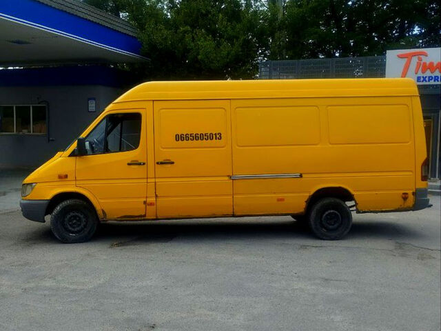 Желтый Мерседес Sprinter, объемом двигателя 2.2 л и пробегом 460 тыс. км за 8800 $, фото 1 на Automoto.ua