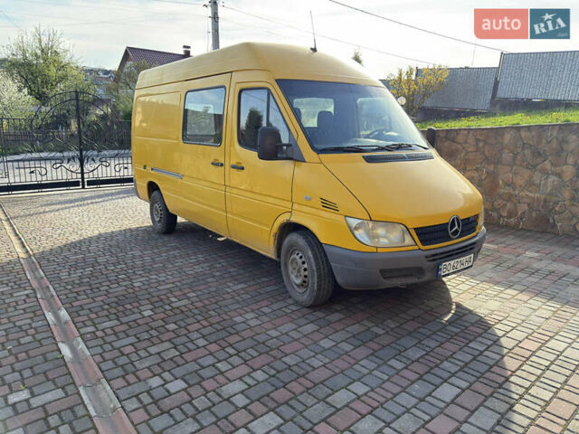 Желтый Мерседес Sprinter, объемом двигателя 2.1 л и пробегом 445 тыс. км за 7500 $, фото 1 на Automoto.ua