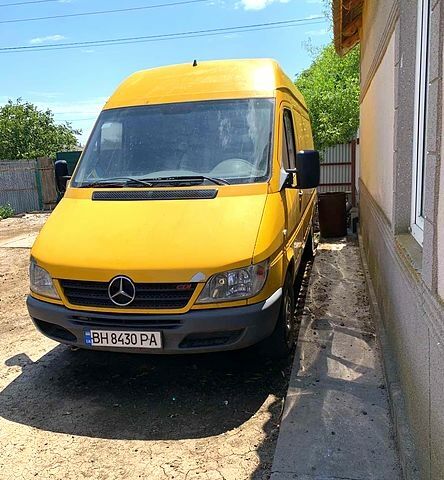 Желтый Мерседес Sprinter, объемом двигателя 2.1 л и пробегом 200 тыс. км за 7800 $, фото 1 на Automoto.ua