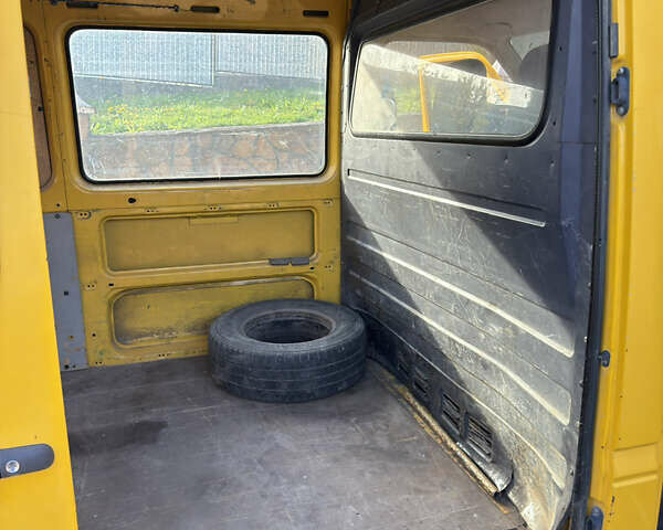 Желтый Мерседес Sprinter, объемом двигателя 2.1 л и пробегом 445 тыс. км за 7500 $, фото 10 на Automoto.ua
