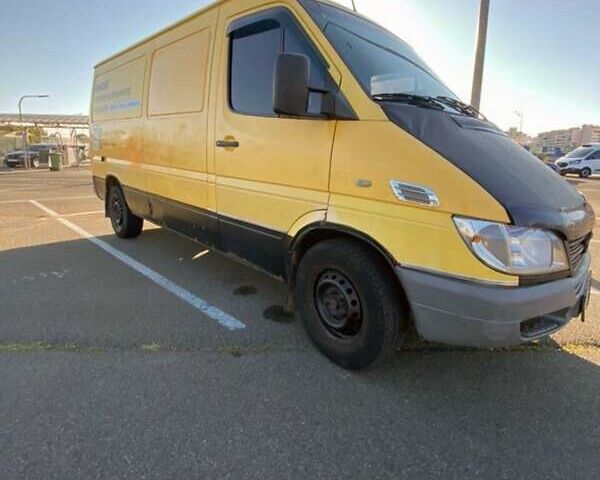 Желтый Мерседес Sprinter, объемом двигателя 2.69 л и пробегом 580 тыс. км за 7400 $, фото 2 на Automoto.ua